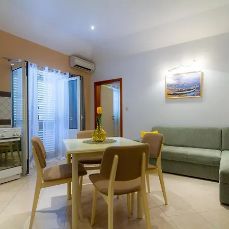 With Parking Space Palit, Rab - 24376 Appartamento *